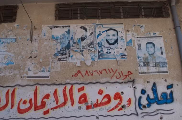 Những tấm áp phích mờ nhạt của những người thiệt mạng trong các cuộc chiến trước đó. Họ được nhắc đến rộng rãi là “những người tử vì đạo”. Hơn 2.000 người, chủ yếu là dân thường đã thiệt mạng trong cuộc giao tranh mùa hè năm 2014 và ít nhất 1/4 số này là trẻ em. 72 lính Israel cũng đã thiệt mạng trong cuộc chiến, 67 người trong số họ là lực lượng vũ trang.