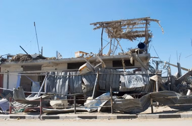 Chủ ngôi nhà đã bị phá hủy ở thành phố Beit Hanoun để lại tên và số điện thoại trong trường hợp các tổ chức viện trợ hoặc bạn bè tới tìm.