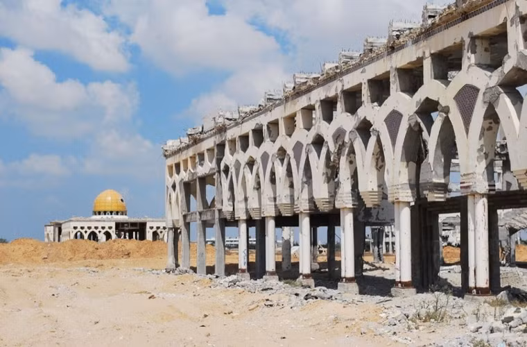 Sân bay quốc tế Yasser Arafat được xây dựng vào năm 1998. Nó mới chỉ mở cửa trở lại được 2 năm sau khi Israel đóng cửa sân bay này vào năm 2000 do đường băng bị phá hủy và tháp quan sát bị đánh bom. Ngày 7/7/2014, Israel lần nữa đánh bom vào sân bay này vì cho rằng kẻ địch đang hoạt động gần đó.