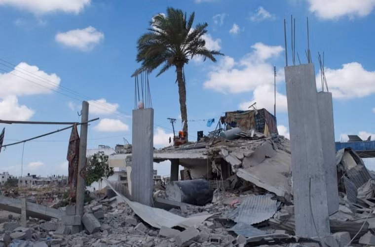 1 chiếc lều nằm trên nóc của ngôi nhà bị bom đạn san phẳng ở Khuzaa, khu vực biên giới đã bị bắn phá dữ dội trong cuộc tấn công.