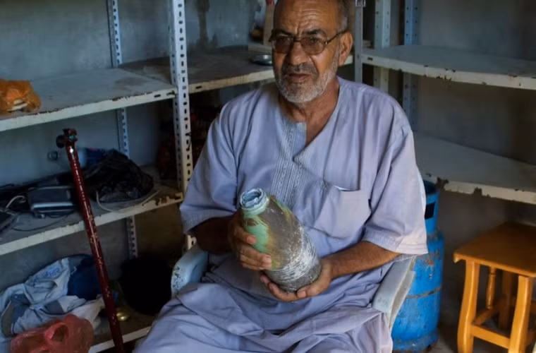 Ông Abu Khaled tìm thấy xác pháo mà Israel đã bắn ra trong chính ngôi nhà của mình, ngôi nhà cũng bị phá hủy gần như toàn bộ trong cuộc tấn công vào dải Gaza.