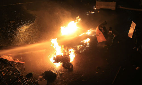 Chiếc xe mô tô của cảnh sát Lebanon bị đốt cháy.