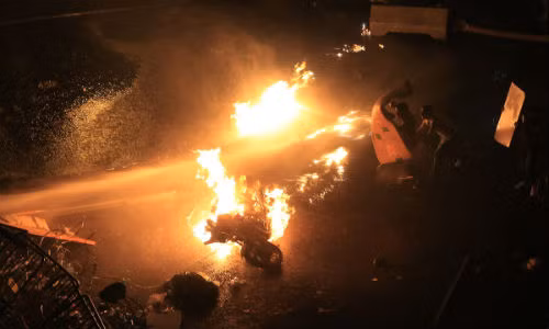 Chiếc xe mô tô của cảnh sát Lebanon bị đốt cháy.