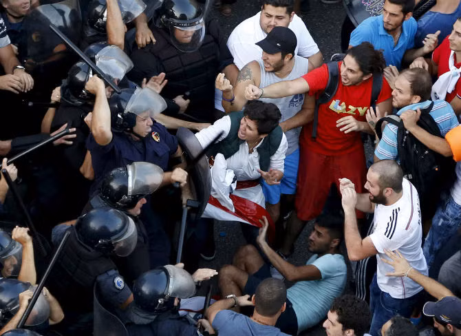 Đụng độ giữa cảnh sát chống bạo động và người biểu tình ở thủ đô Beirut. Trong ngày 25/8 vừa qua, khoảng 50 người biểu tình và cảnh sát bị thương trong các cuộc đụng độ.