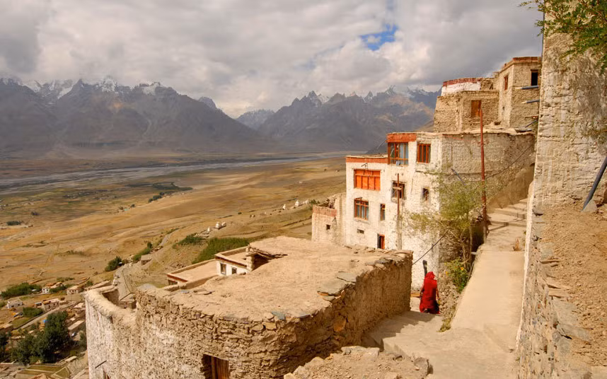 Zanskar, Ấn Độ. Vùng Zanskar là một trong những khu vực xa xôi hẻo lánh đẹp nhất của dãy Himalaya, là quê hương của những tu viện cổ, pháo đài và cung điện đổ nát, khu vực bảo tồn nghệ thuật chạm khắc đá.