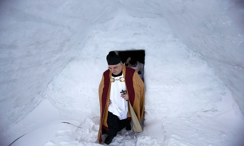 Các vị linh mục rời khởi nhà thờ đặc biệt sau buổi lễ.