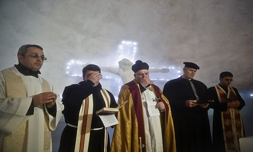 Các vị linh mục đang cầu nguyện sau buổi lễ ban phước tại nhà thờ ở khu nghỉ dưỡng Balea Lac, Romania.