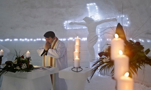 Một vị linh mục đang cầu nguyện bên trong nhà thờ...