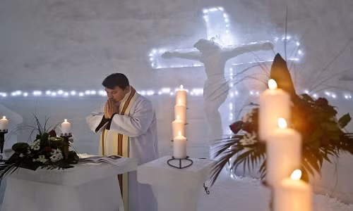 Một vị linh mục đang cầu nguyện bên trong nhà thờ...