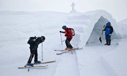 Các thành viên trong đội cứu hộ trên núi đứng trước cửa vào nhà thờ đặc biệt này.