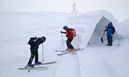 Các thành viên trong đội cứu hộ trên núi đứng trước cửa vào nhà thờ đặc biệt này.