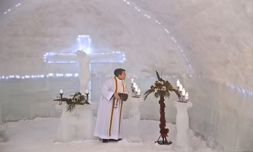 ...và thổi nến sau buổi lễ ban phước lành.