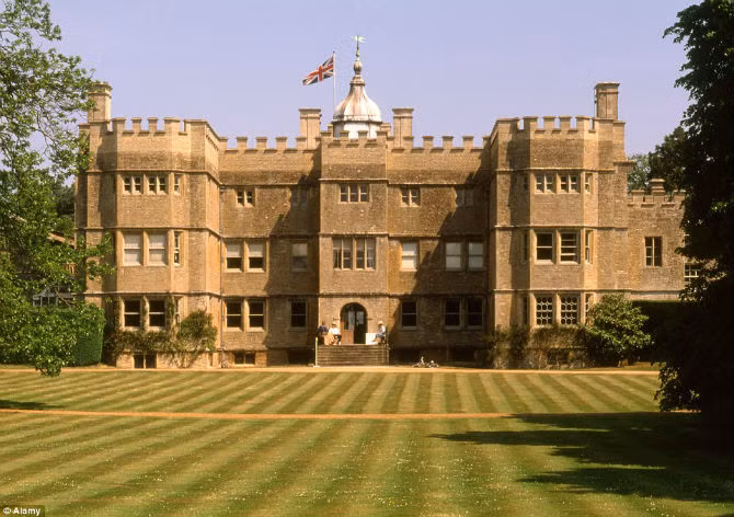 Tòa nhà Rousham: Gia đình Dormer đã xây dựng ngôi nhà này vào năm 1635 và hiện giờ con cháu họ vẫn sinh sống ở đây.