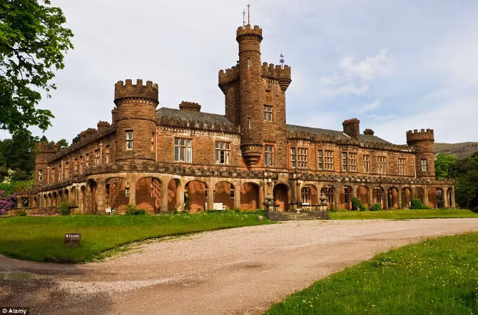 Lâu đài Kinloch được George Bullough xây dựng vào năm 1897, bằng số tiền tương đương với 15 triệu bảng Anh hiện nay.