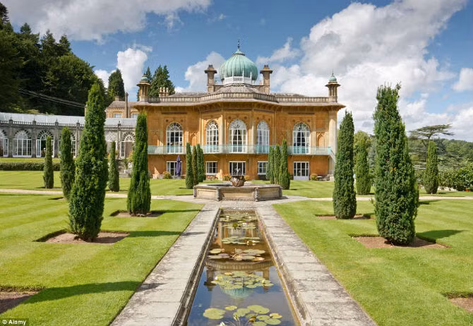 Một trong những tòa nhà cổ nước Anh là Sezincote ở Gloucestershire. Công trình được Sir Charles Cockerell xây dựng năm 1805. Tòa nhà mang phong cách kiến trúc moghul Ấn Độ.