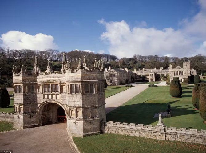 Cung điện Lanhydrock được xây dựng vào năm 1620 nhưng một đám cháy xảy ra vào năm 1881 gần như phá hủy hoàn toàn nội thất bên trong công trình này. Gia đình Robartes là chủ tòa nhà trong suốt 250 năm cho đến khi nó được trao cho tổ chức National Trust vào năm 1953.