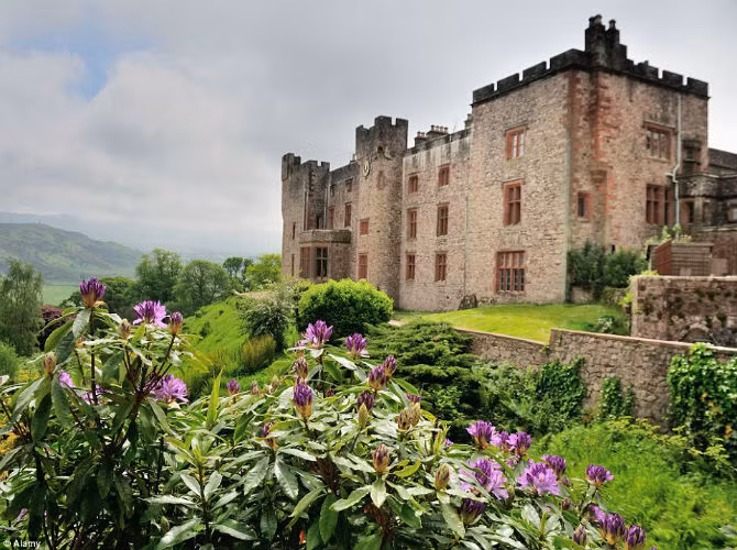 Lâu đài Muncaster ở Cumbria thuộc sở hữu của gia đình Pennington từ năm 1208 nhưng sau đó chủ nhân mới của nó, Anthony Salvin, gần như đã thiết kế lại hoàn toàn công trình.