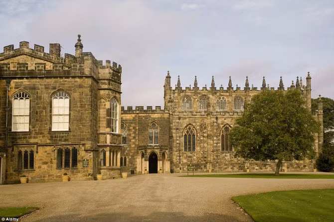 Lâu đài Auckland 900 tuổi tọa lạc ở hạt Durham, Anh.