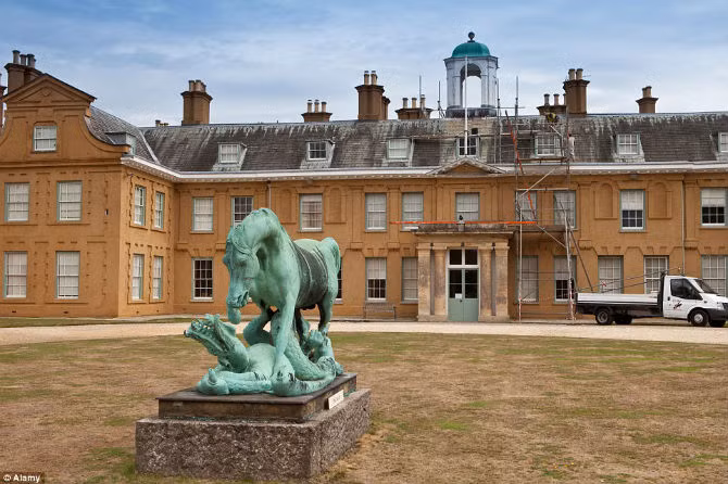 Tòa nhà cổ Stratfield Saye là món quà nước Anh tặng công tước thứ nhất của Wellington, sau khi ông giành chiến tháng trong trận Waterloo (Bỉ).