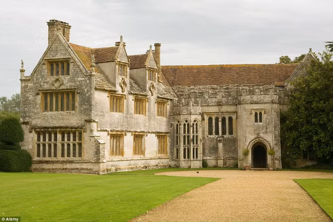 Tòa nhà Athelhampton ở Dorset thuộc sở hữu của gia đình Cooke từ năm 1957. Công trình được gia đình Martyn sửa lại vào năm 1485.