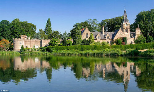 Tu viện Newstead tồn tại từ thế kỷ 12. Nơi đây tạo cảm hứng cho các nhà thơ với những khu vườn tuyệt đẹp, hồ nước và công viên xung quanh.