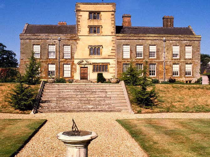 Tòa nhà Daventry được gia đình John Dryden xây dựng vào năm 1551, sau đó được mở rộng vào thế kỷ 17 và 18.