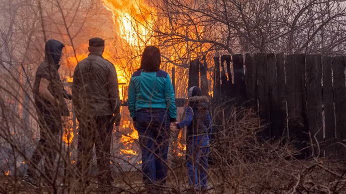 Người dân địa phương quan sát trận cháy ở vùng ngoại ô Abakan.