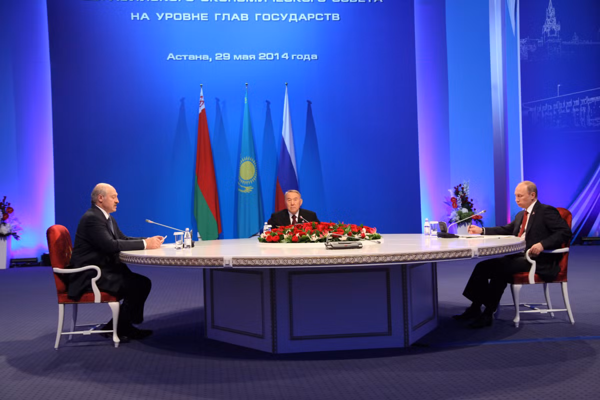 Bat tay hop tac, Trung Quoc van am tham lan san Nga