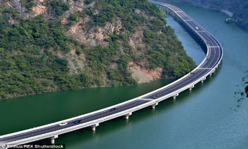 Tuyến đường cao trên sông dài khoảng 11 km được khánh thành ở tỉnh Hồ Bắc, Trung Quốc, ngày 9/8.
