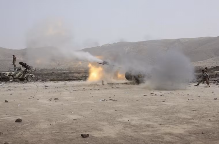 Binh lính quân đội Yemen bắn phá các địa điểm của lực lượng liên kết với al Qaeda ở thành phố Shaqra phía nam nam Yemen ngày 14/6/2012.