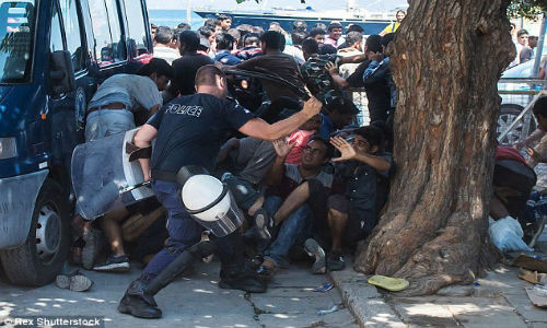 Đụng độ giữa cảnh sát và di dân ở Kos, Hy Lạp.