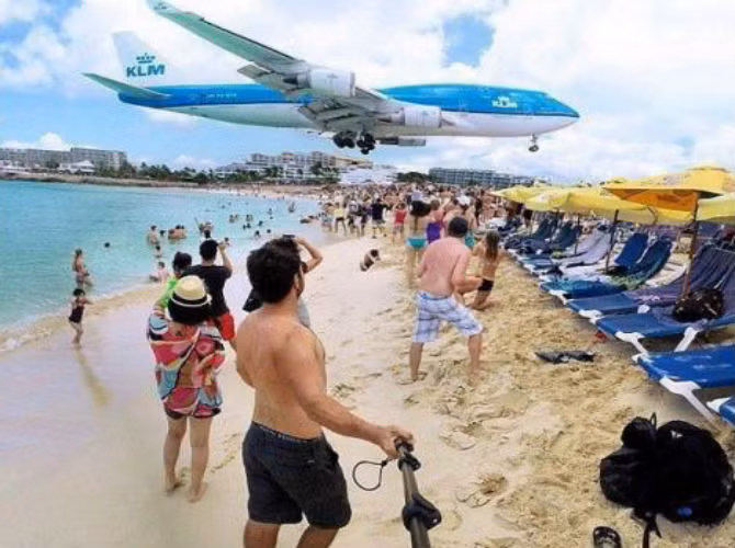 Bức ảnh "tự sướng" trở nên hoàn hảo vì kịp thời ghi lại khoảnh khắc chiếc máy bay KLM khổng lồ chuẩn bị tiếp đất, với toàn bộ khách du lịch đang ngước nhìn cảnh tượng này