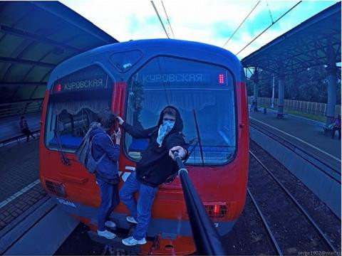 Một trò nguy hiểm: Hai thanh niên này đã mạo hiểm bám vào phần trước của đoàn tàu đang di chuyển để chụp được bức hình này