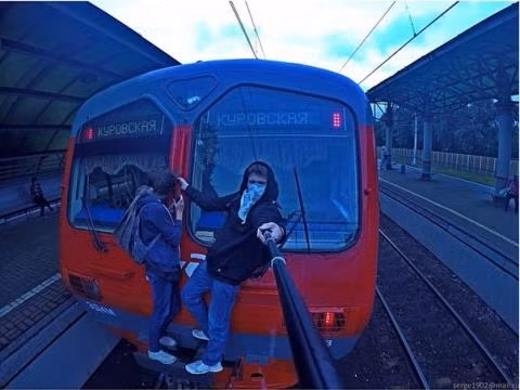 Một trò nguy hiểm: Hai thanh niên này đã mạo hiểm bám vào phần trước của đoàn tàu đang di chuyển để chụp được bức hình này