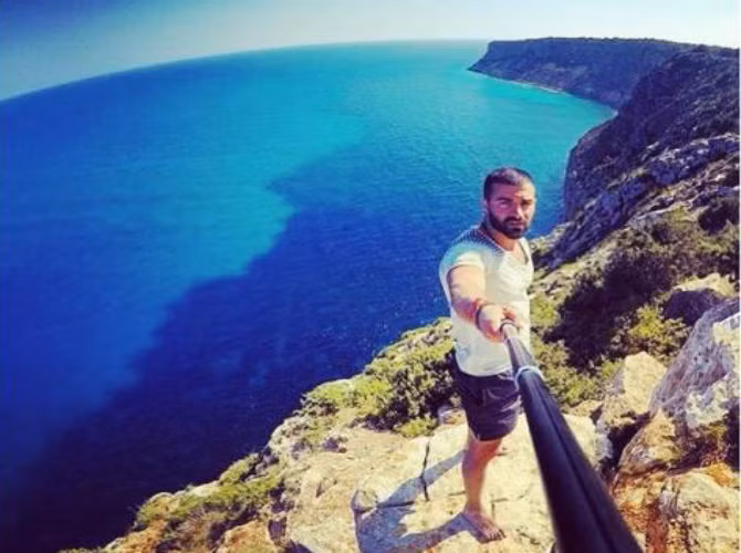 Bức ảnh này gợi cho người xem cảm giác như người chụp đang đứng trên đỉnh của thế giới và có thể phóng tầm mắt tới tận đường chân trời