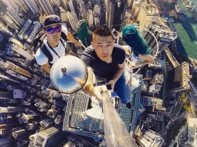 Daniel Lau (ngoài cùng, trái) là một nhân vật khá nổi tiếng trên mạng, với sở thích tự chụp hình trên nóc các tòa nhà chọc trời