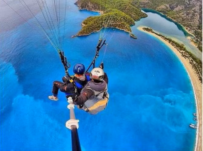 Bức ảnh tự sướng ấn tượng nhất được chụp bằng gậy "tự sướng". Dùng gậy "tự sướng" để chụp ảnh dường như là cách tối ưu để vừa thu được cảnh quan bao quát của hòn đảo lẫn chủ nhân bức hình