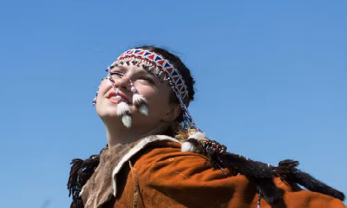 Một cô gái dân tộc thiểu số đang mặc trang phục truyền thống nhảy múa trong lễ hội cá đầu mùa ở lãnh thổ của người Kiv'in Antum ở Yelizovo, vùng Kamchatka. (Nguồn: Sputniknews)