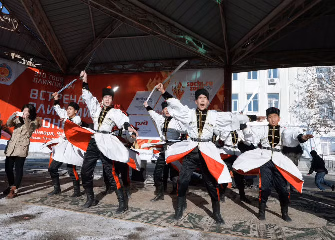 Màn trình diễn của đội rước đuốc Olympic ở Cộng hòa Kalmykia. (nguồn: Sputniknews)