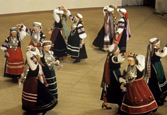 Điệu nhảy truyền thống của dân tộc thiểu số Setos sống ở vùng Pskov tại hội trường hòa nhạc Tchaikovsky. (Nguồn: Sputniknews)