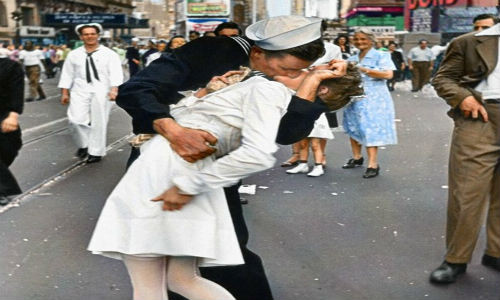 Một trong những bức ảnh màu nổi tiếng thế giới là bức ảnh nụ hôn chiến thắng trên quảng trường Thời đại, New York, Mỹ năm 1945 của nhiếp ảnh gia Alfred Eisenstaedt. Dù vô cùng nổi tiếng nhưng người ta không thể xác định nhân thân hai nhân vật chính trong bức ảnh. Ảnh: Getty