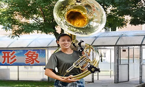 Đây là lần đầu tiên Trung Quốc cho các nữ binh sỹ tham gia đội quân nhạc trong lễ duyệt binh.