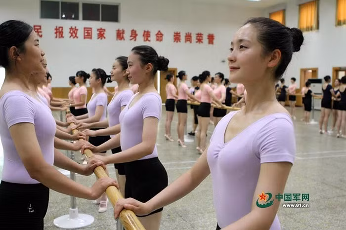 Nữ binh sỹ trong đội quân nhạc Trung Quốc luyện vóc dáng cho lễ duyệt binh 3/9 sắp tới.