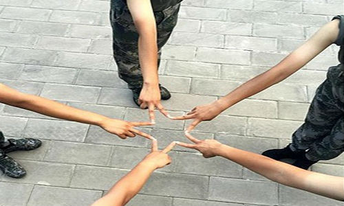 Tạo hình ngôi sao 5 cánh.