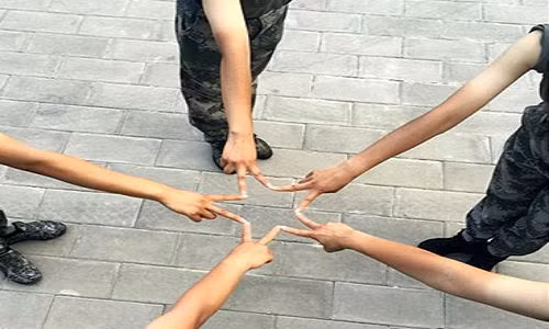 Tạo hình ngôi sao 5 cánh.