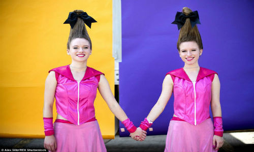 Rachel và Alyssa Ream đã bỏ ra nhiều tiền để có được kiểu tóc độc đáo như vậy tham dự lễ hội.