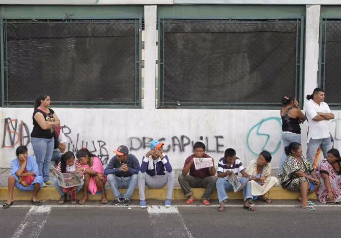 Ngày 8/8/2015, người dân xếp hàng dài chờ một siêu thị ở Maracaibo mở cửa để mua nhu yếu phẩm, thậm chí có những người chờ cả đêm để có thể là người đầu tiên mua những đồ dùng cần thiết.