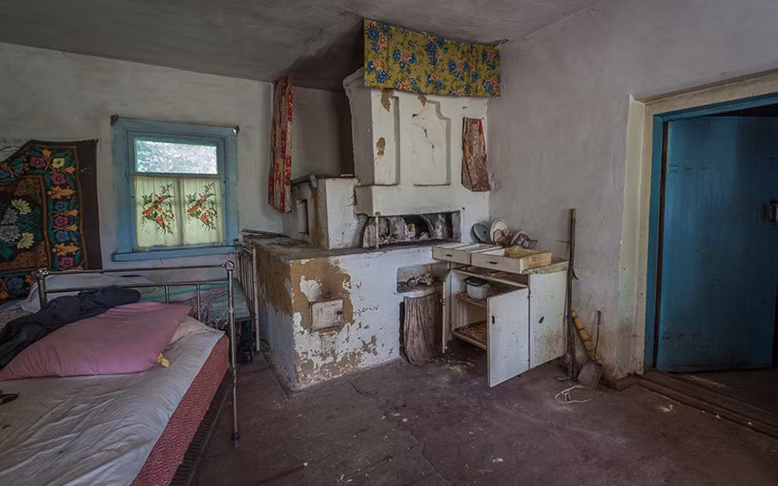 Căn phòng vắng bóng người.