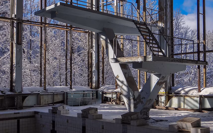 Bể bơi này cũng bị bỏ hoang.