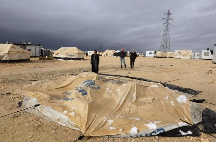 1 người tị nạn Syria đứng gần chiếc lều bị đổ của cô sau cơn bão tuyết ở khu trại tị nạn Al Zaatari thuộc thành phố Mafraq,Jordan, gần biên giới Syria ngày 8/1/2015.